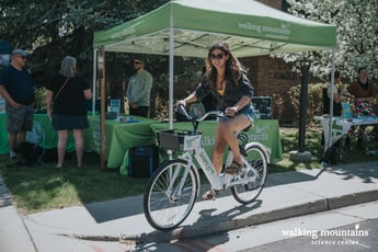 Miembro de la comunidad utilizando bicicleta eléctrica