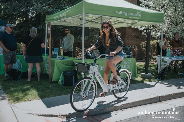 Miembro de la comunidad utilizando bicicleta eléctrica