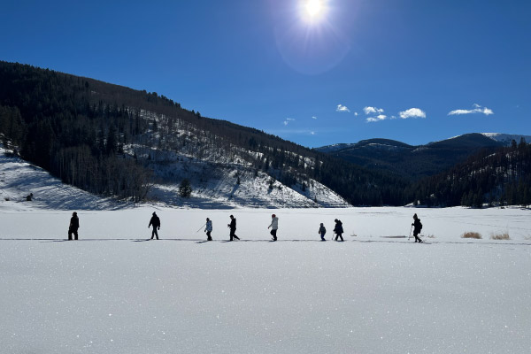 EVOM---Snowshoeing-Sylvan-Lake-600x400