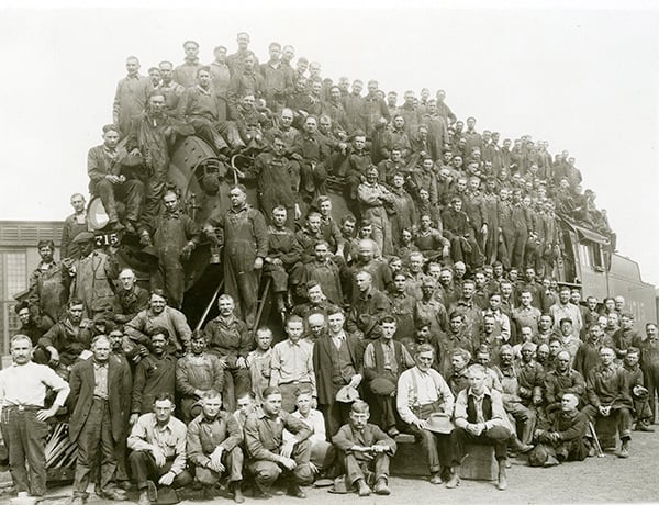 Group-photo-at-the-Minturn-train-depot-1925