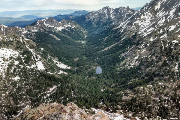 Looking-out-over-the-Upper-Piney-drainage-in-the-northern-Gore-Range-600x400