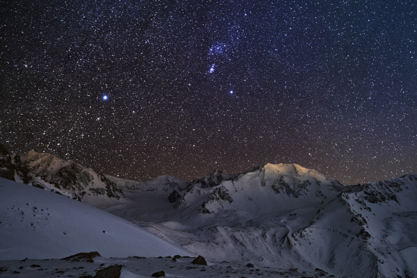 Orion-constellation-over-snow-mountain-peaks-in-wintertime-600c400