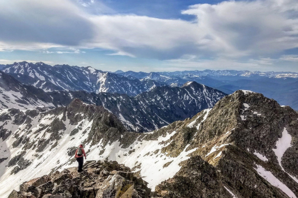 Traversing-a-high-ridgeline-between-the-Spider-&-the-Fly,-above-the-Booth-Creek-drainage-in-the-Gore-Range-600x400