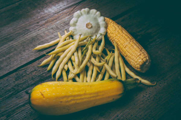 vegetables-green-beans,-corn,-zucchini,-squash-on-old-wooden-background-in-rustic-style-600x400