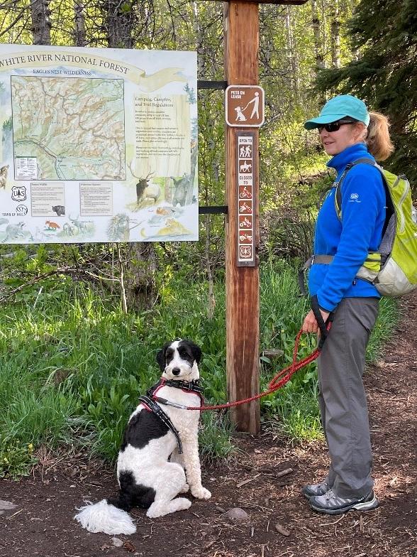 Pam y Piper listos para su caminata en Pitkin Lake Trail.